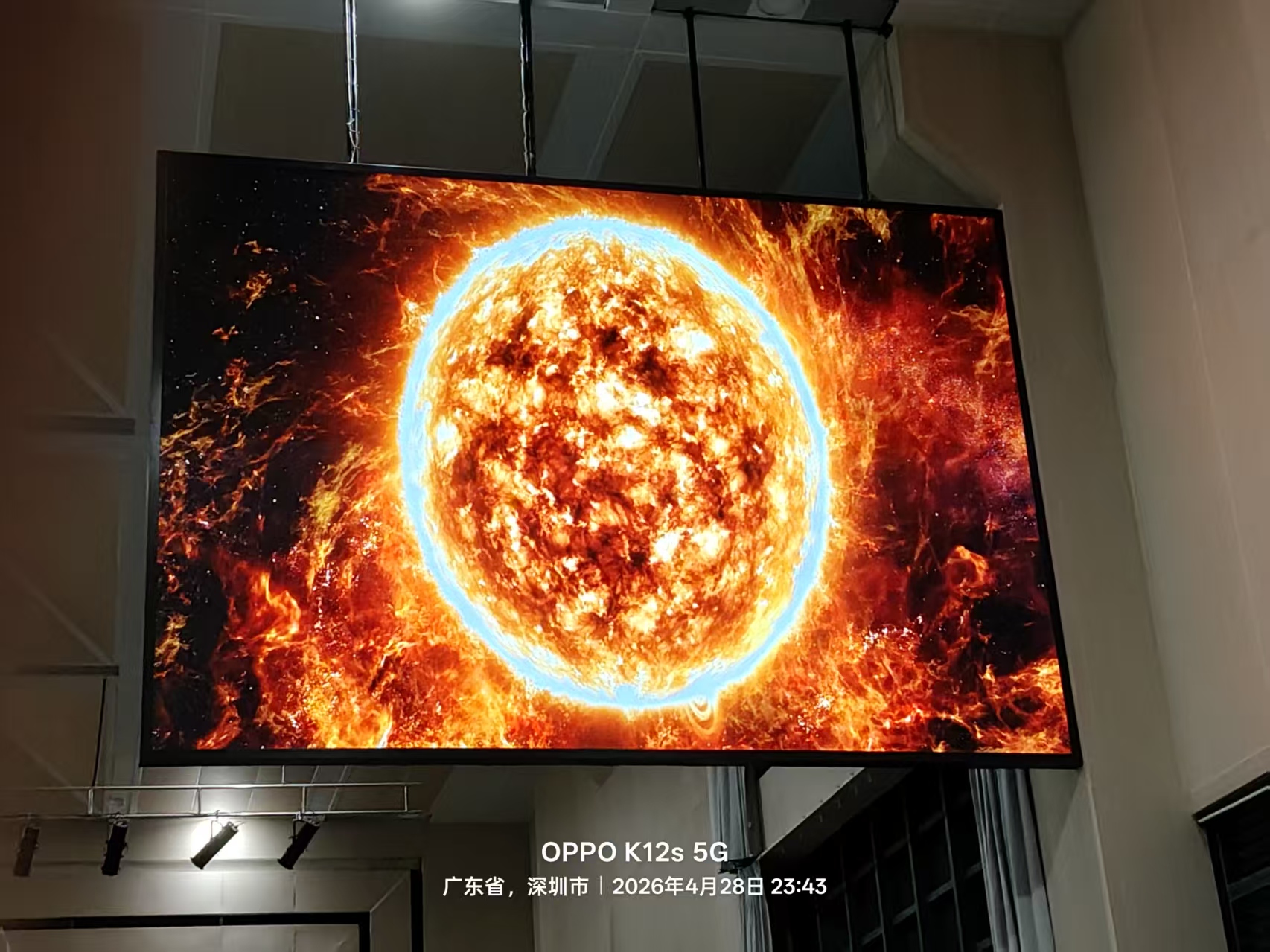 宝安高中礼堂多窗口 P2.5 LED 教学显示项目