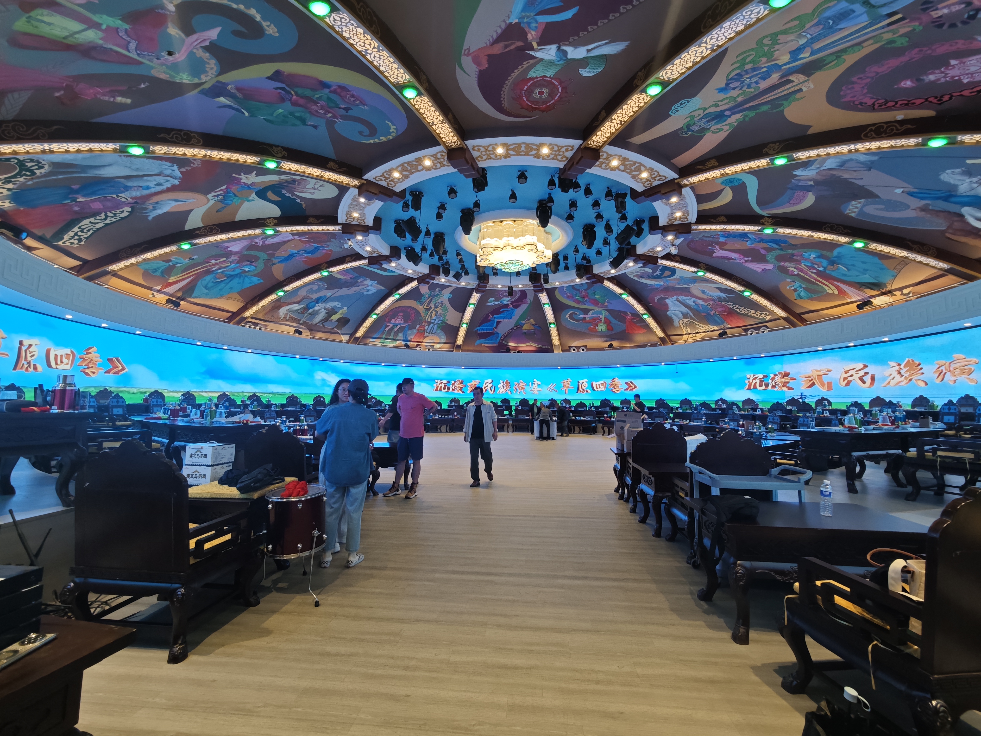 呼和浩特蒙亮酒店宴会厅 P2.5 超长条 28000×1152 分辨率 LED KH3+F2 点对点婚宴演艺大屏项目