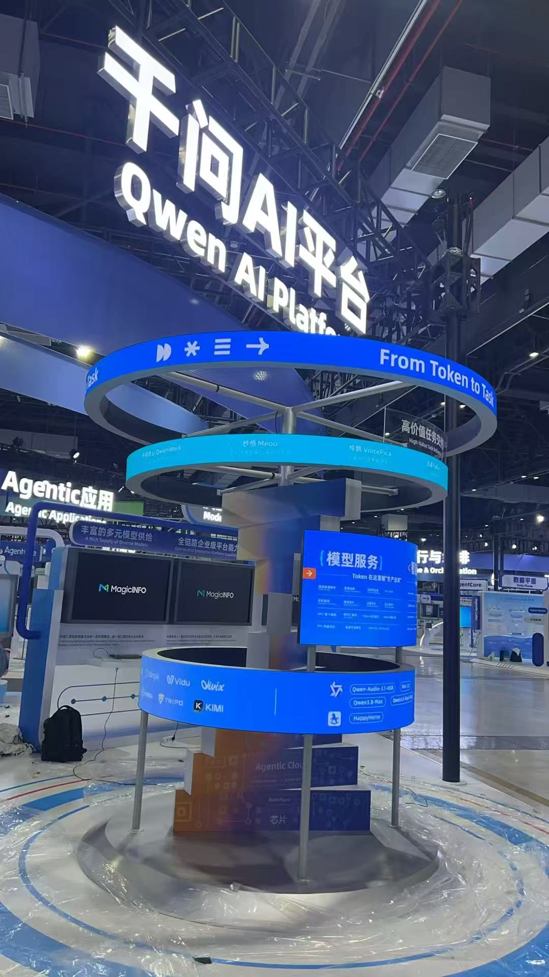 杭州千问 AI 展会多层长条 LED 屏项目